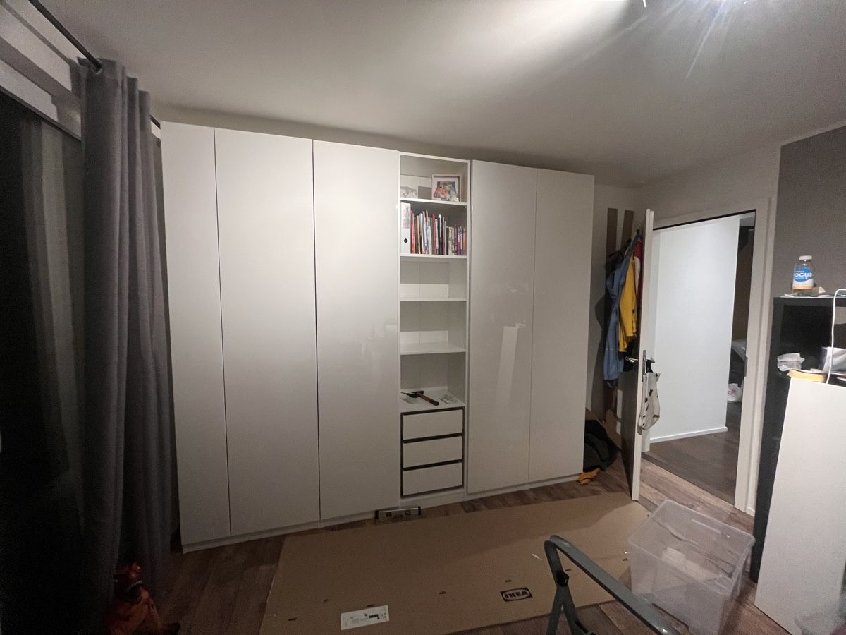 NEUER Ikea Pax Schrank, in zeitlosem Hochglanz Weiss (Neu (gemäss Beschreibung)) in St. Gallenkappel für CHF 900 – nur Abholung auf Ricardo kaufen