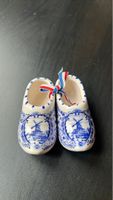 Dekorative Mini-Holzschuhe mit Windmühlenmotiv, blau-weiss