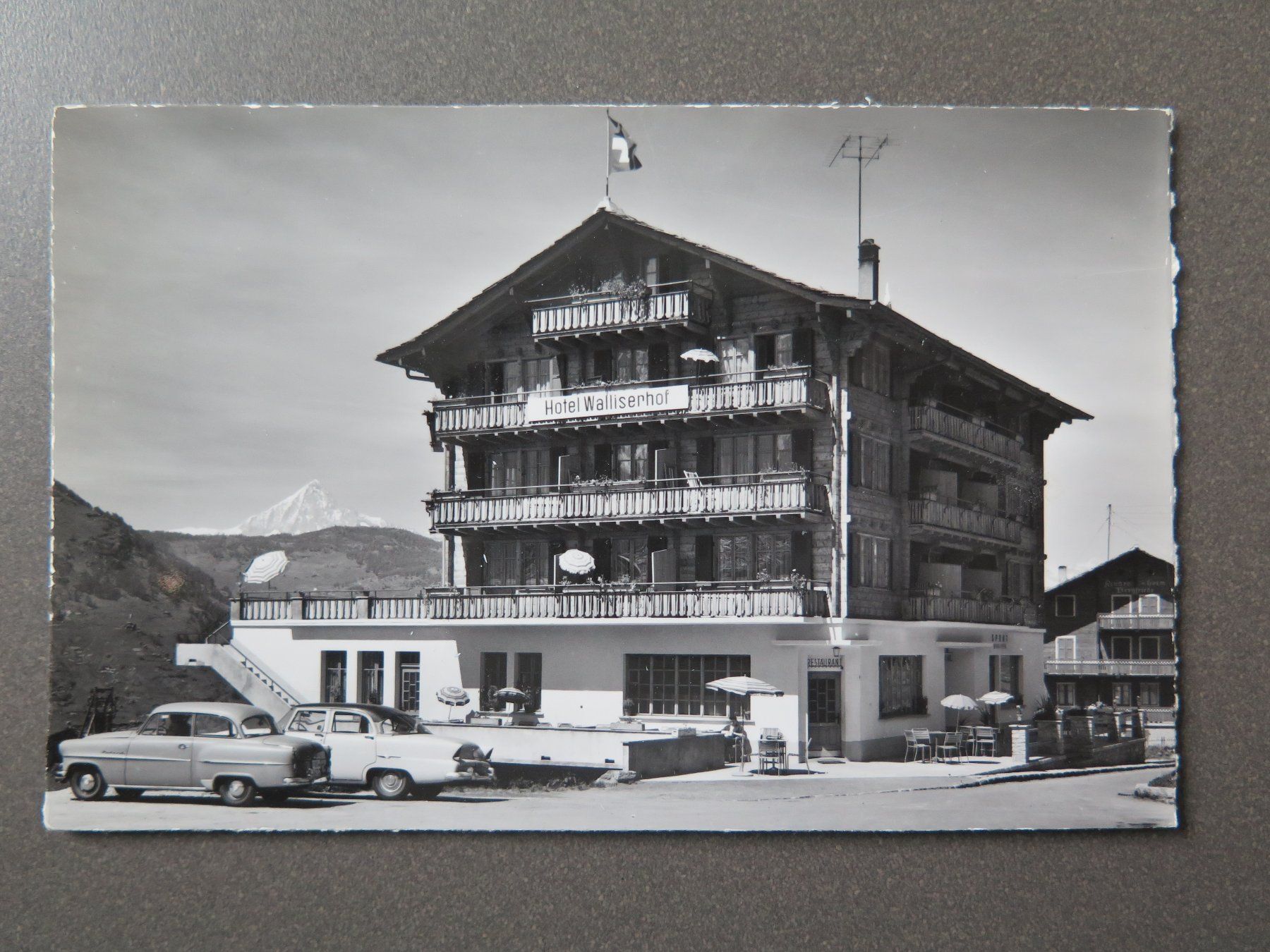 Cartoline postali: GRÄCHEN - HOTEL WALLISERHOF - ALTE AUTOS – Usato da Wittenbach venduto da lipasal