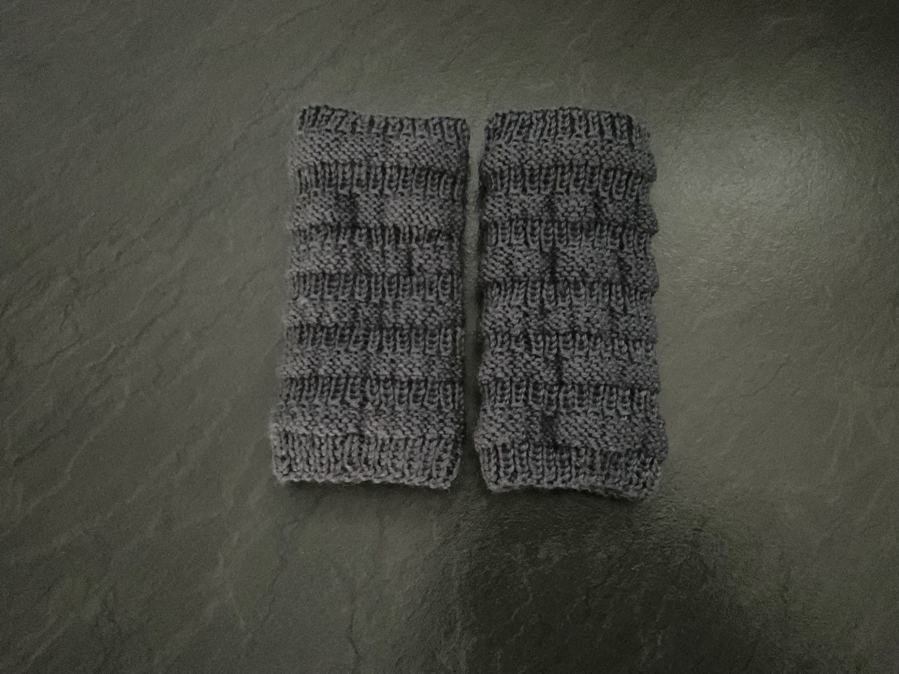 Guanti & manicotti: Handgestrickte Pulswärmer Amedisli Grau – Nuovo (secondo la descrizione) da Wetzikon ZH venduto da FeeF