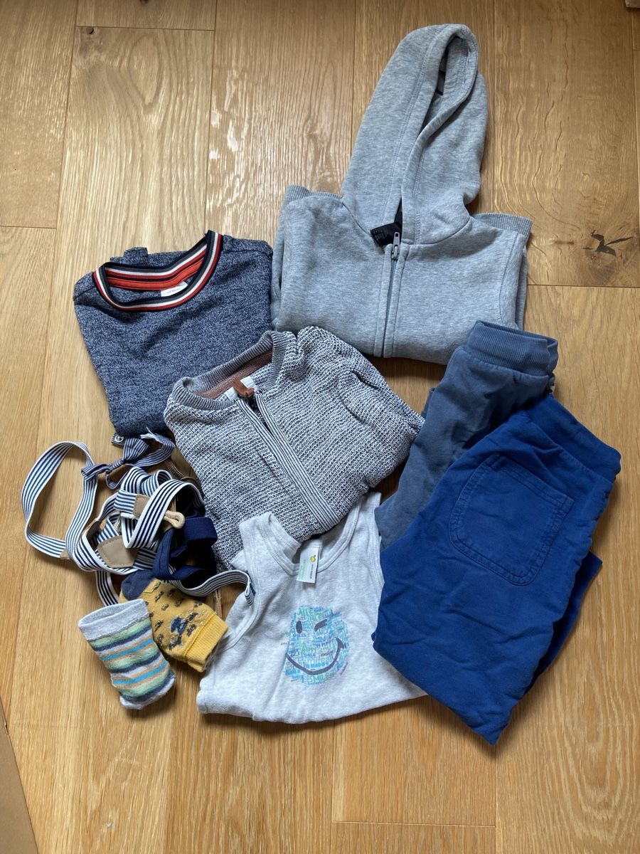 Lotti & Set di vestiti: Diverse Jungskleider ab Grösse 86/92 – Usato da Staufen venduto da Meli1486