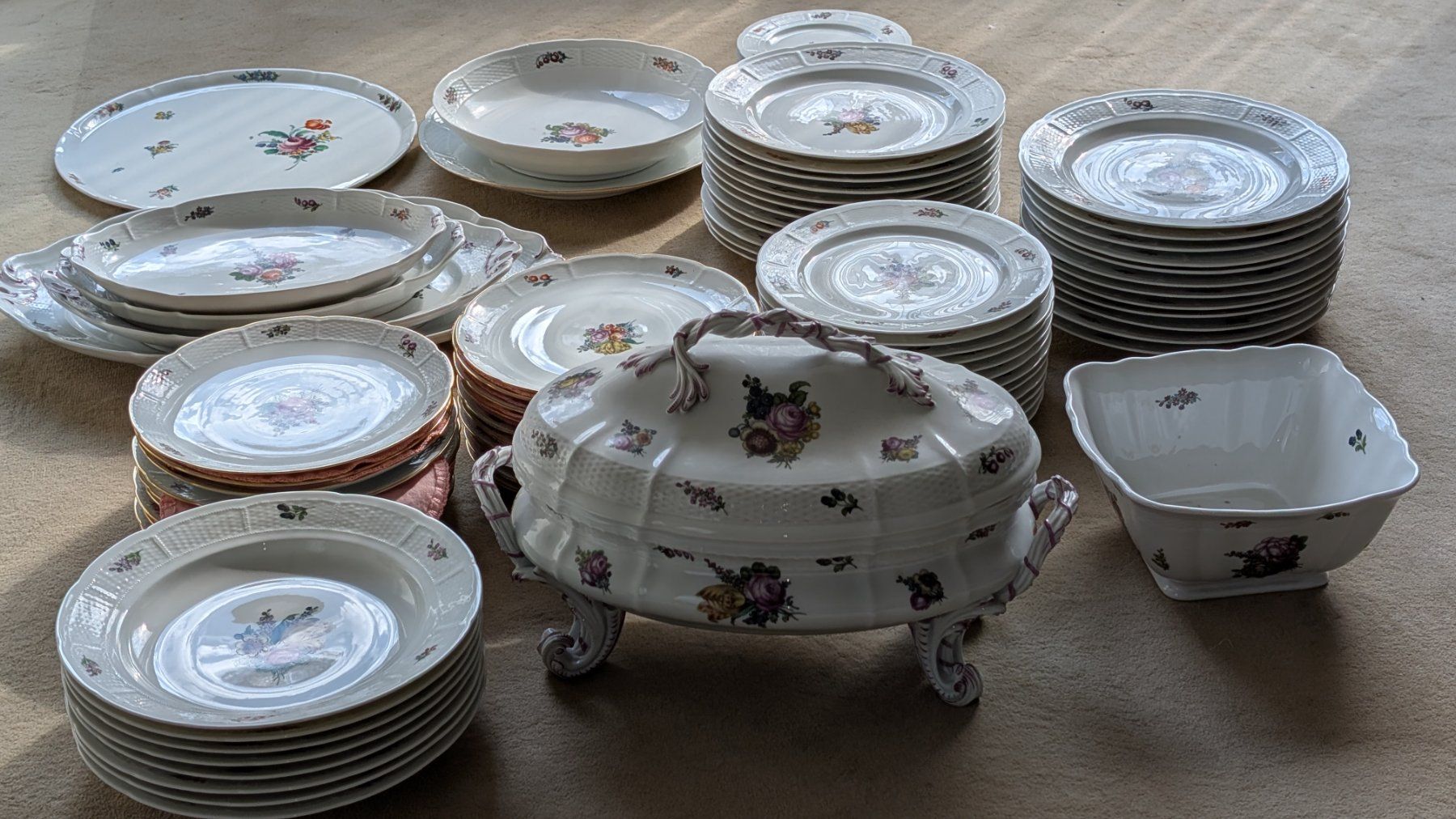 Set di piatti: Wunderschönes Geschirr-Set mit Blumenmuster, Vintage Stil – Usato da Binningen venduto da LukasRicardo 6