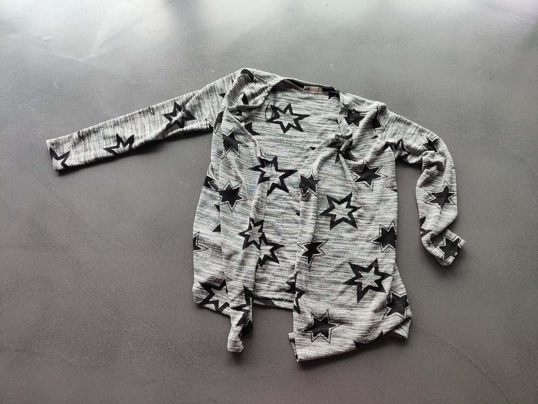 H&M Giacche & Cappotti: Graues Strickjäckli mit Sternen, Grösse 158/164 – Usato da Dietikon venduto da Bhelbling