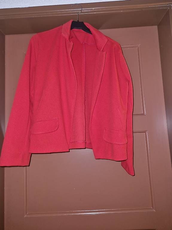 Giacche: Blazer rosso da donna – Usato da Bellinzona venduto da ali_j8kj