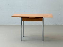Ausziehbarer Schreibtisch mit Schublade und Aluminiumgestell