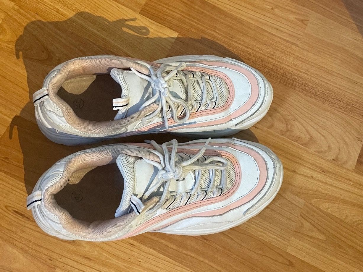 Scarpe da donna: Baskets blanches et roses style chunky – Usato da Le Locle venduto da marie_b28 1