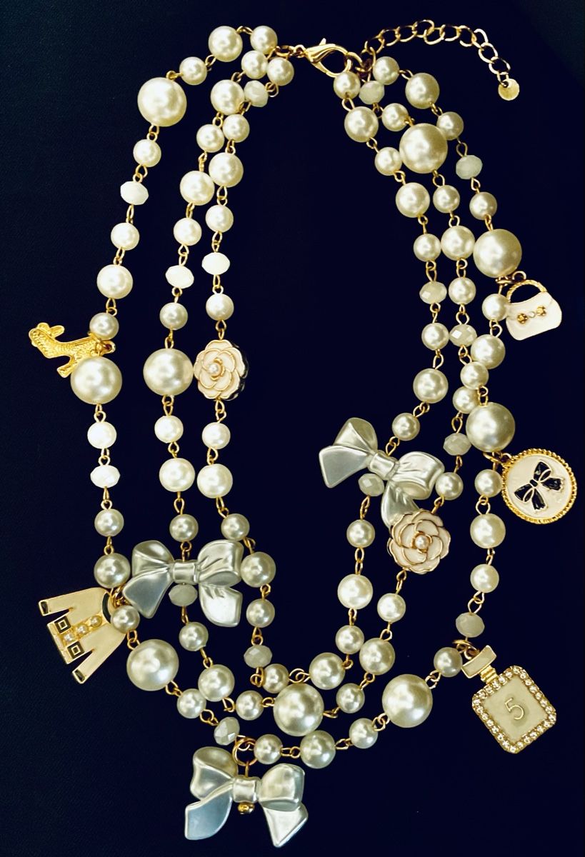 Catenine: Collier fantaisie perles multiples blanches et breloques – Nuovo (secondo la descrizione) da Corseaux venduto da Mililaforet75 1