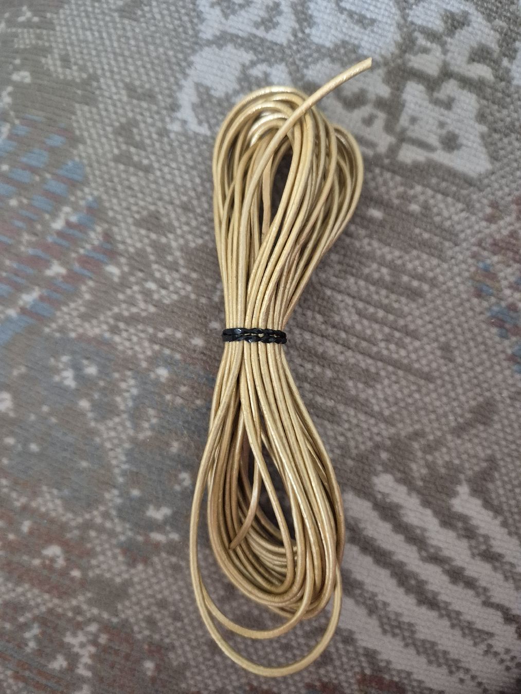 Nastri decorativi: Lederband Goldfarben – Nuovo (secondo la descrizione) da Basel venduto da Deine-Ecke