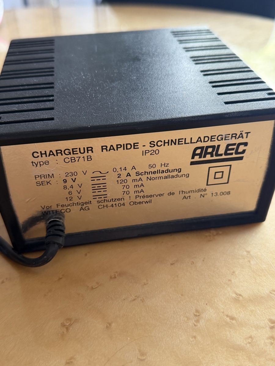 Akkus, Ladegeräte & Netzgeräte: Arlec CB71B Schnellladegerät – Gebraucht aus Wallisellen von Freespacer 2