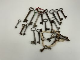 Lot alter Schlüssel - Eine Reise in die Vergangenheit 