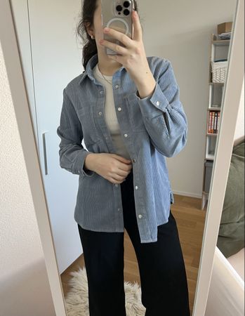 Blaue Jacke mit Knöpfen