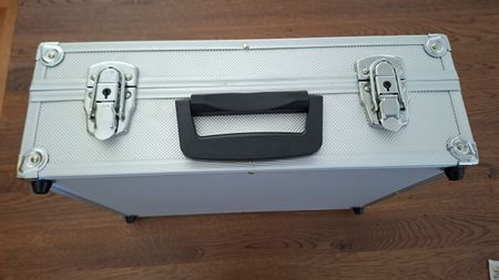 Abschliessbarer Alukoffer