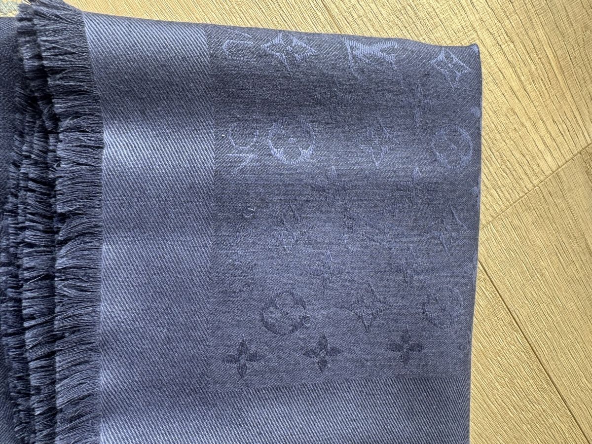 Louis Vuitton Foulard & Sciarpe: Louis Vuitton Navy Monogram Scarf + Box -Excellent Conditio – Usato da Meilen venduto da vic_9wmf 7