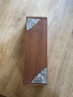 Boîte ancienne en bois decor argenté!