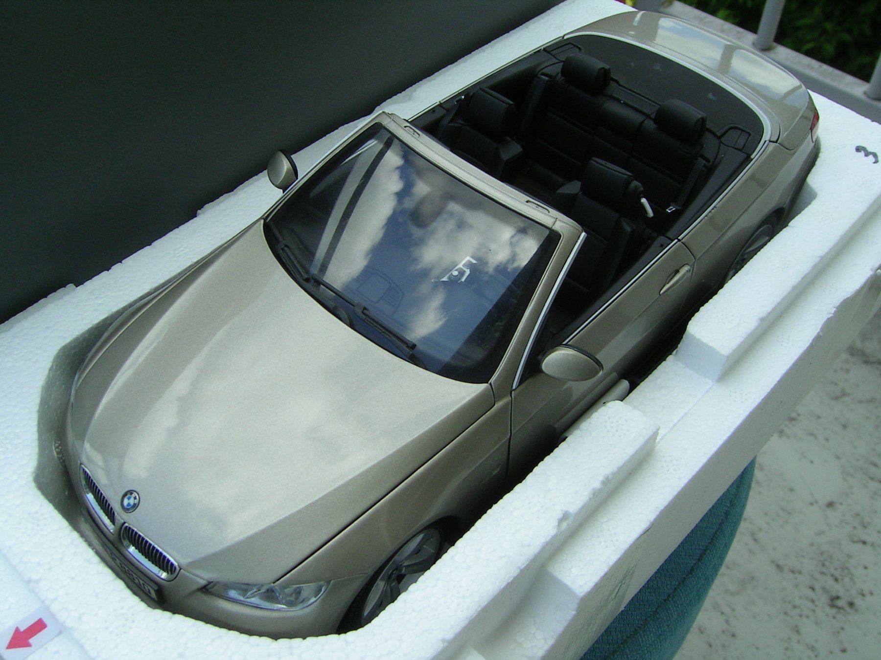 BMW 335i Cabrio E93 platinbronce Kyosho 1:18 (Defekt) in
