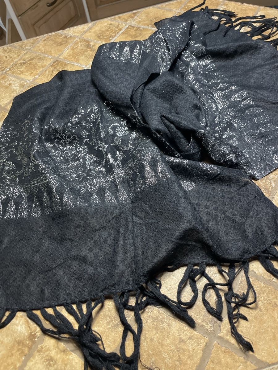 Foulard & Sciarpe: Chic Sciarpa nera con disegni argentati, elegante e calda. – Nuovo (secondo la descrizione) da Gordevio venduto da LanaZimm 6