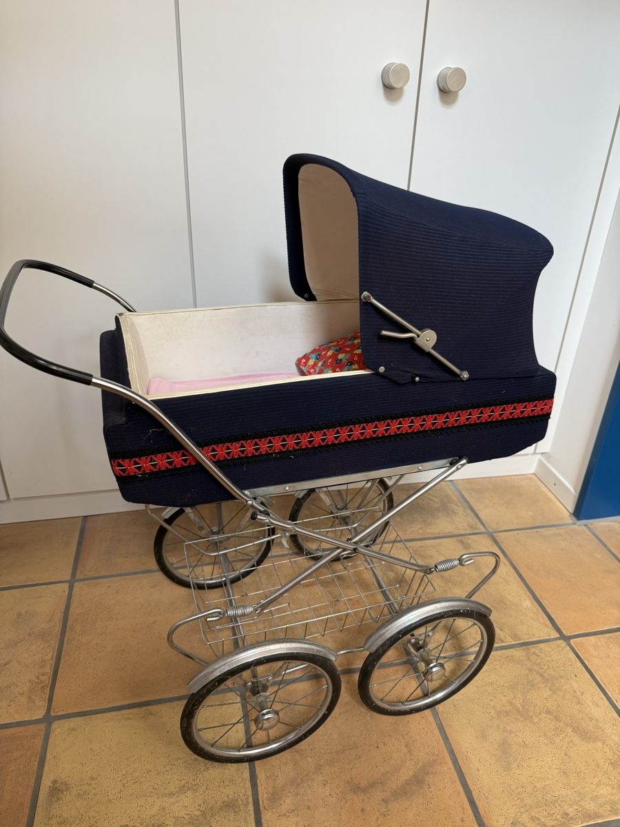 Puppenwagen: Antiker Puppenwagen  – Gebraucht aus Remetschwil von Ka95 6
