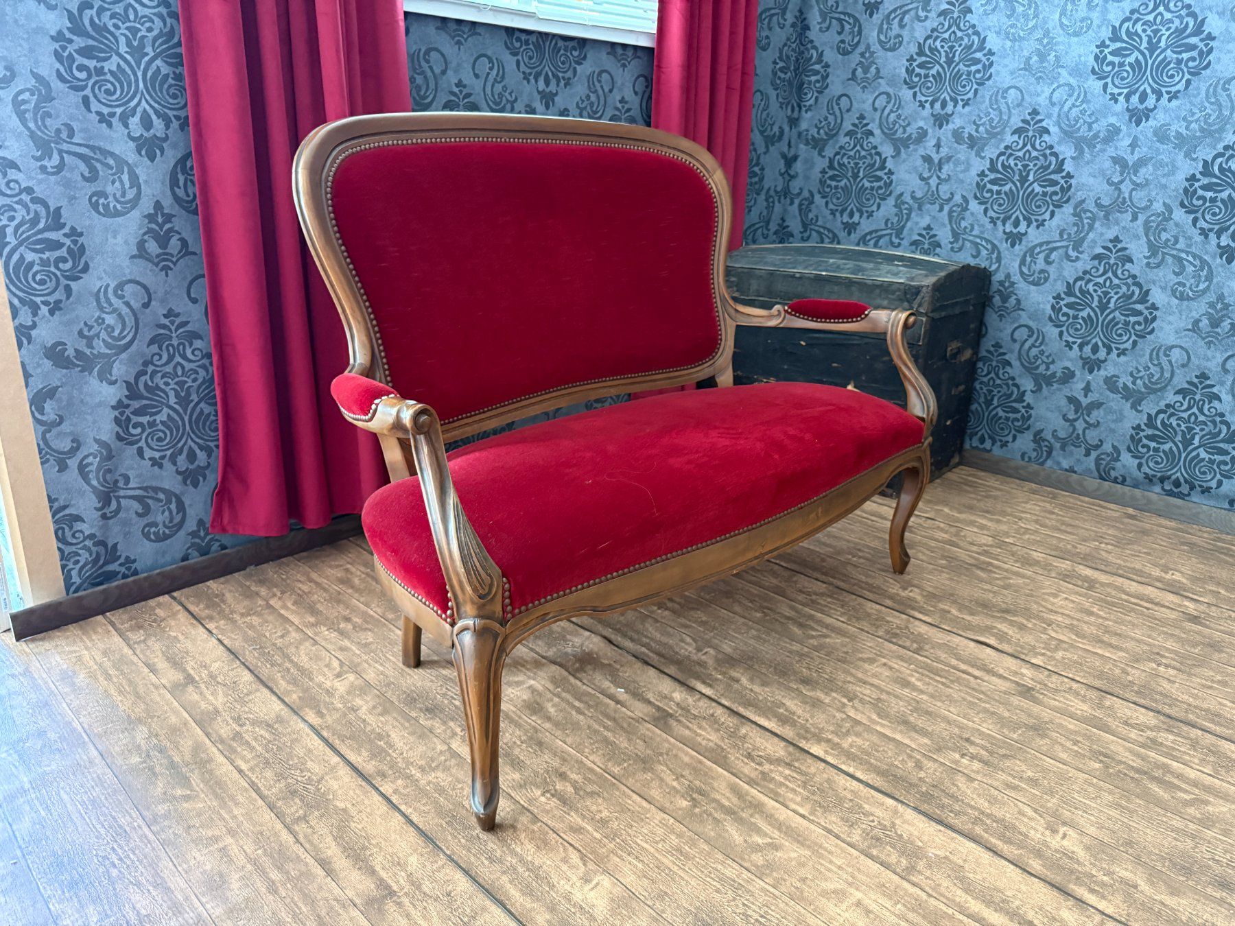 Divani: Vintage-Sofa mit rotem Samtbezug – Usato da Horgen venduto da Fabel4me 1