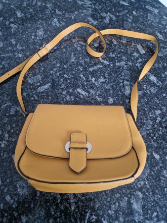 C&A Damen-Handtasche, Farbe dunkelgelb