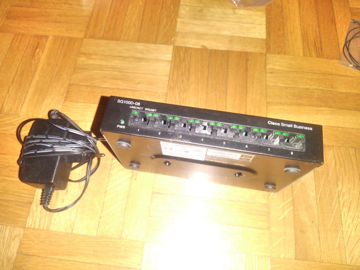 Cisco Hubs & Switches: Gigabit Switch mit 8 Ports: Cisco Sg100d-08 – D'occasion à Ecublens par angel.axel 2