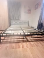 Modernes Metallbett inkl. Lattenrost / Bettgestell