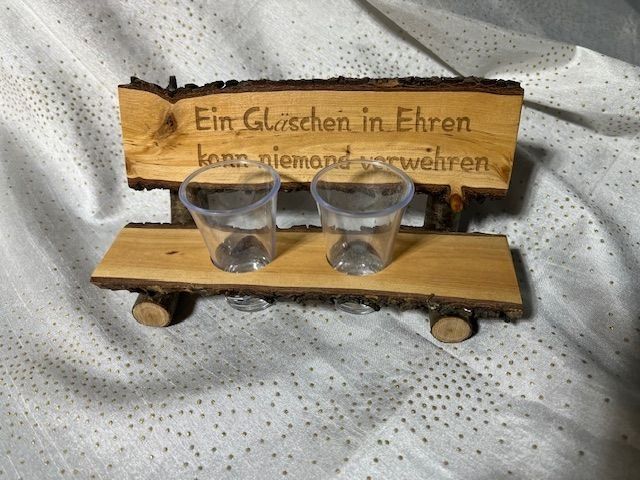 Tutte le decorazioni: Holzbank mit Spruch und Glaesern - Geschenkidee! – Nuovo (secondo la descrizione) da Naters venduto da juveman