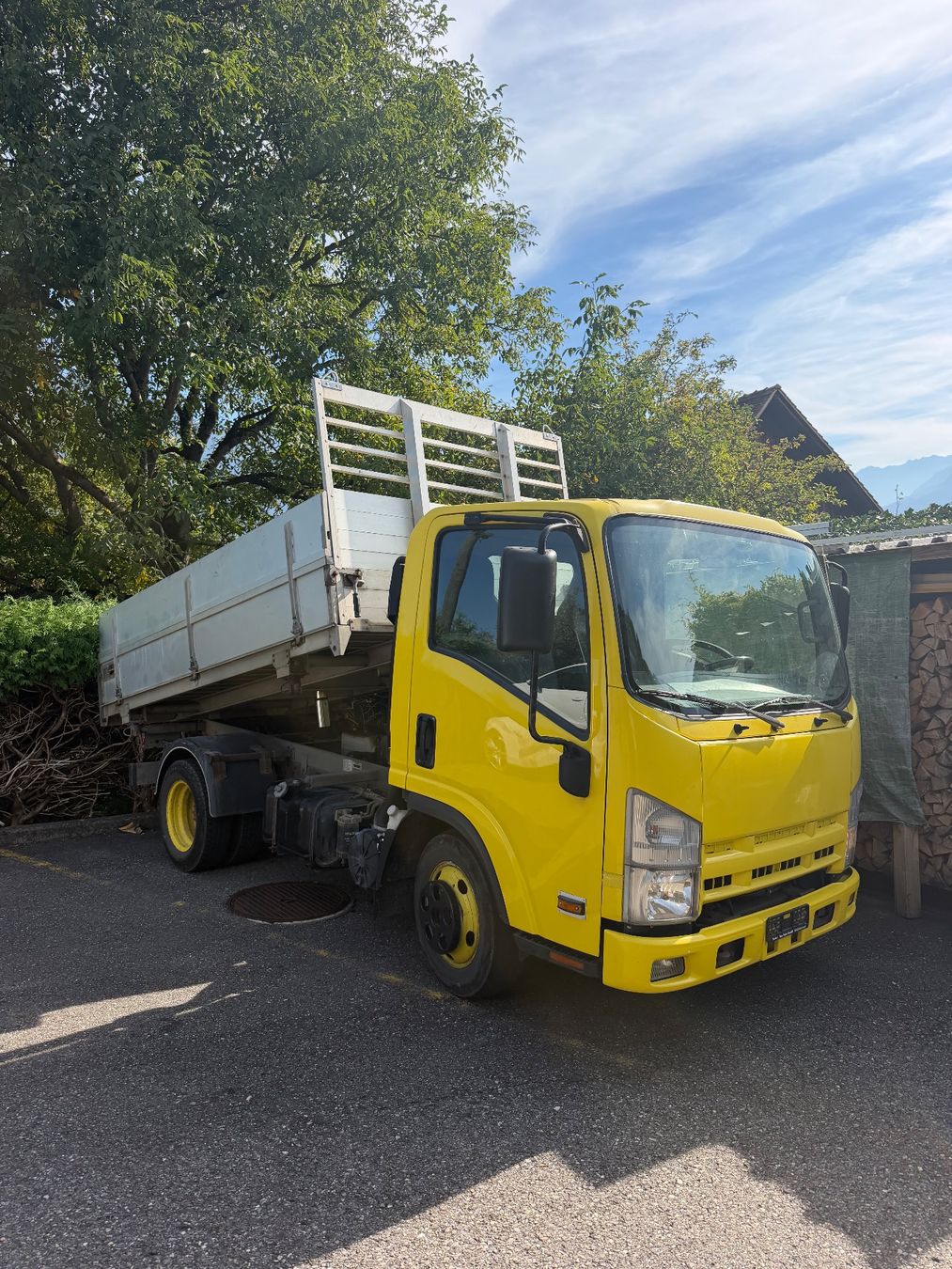 Camions-bennes: Isuzu Nlr85a – D'occasion à Eschen par fio_y5f8 5