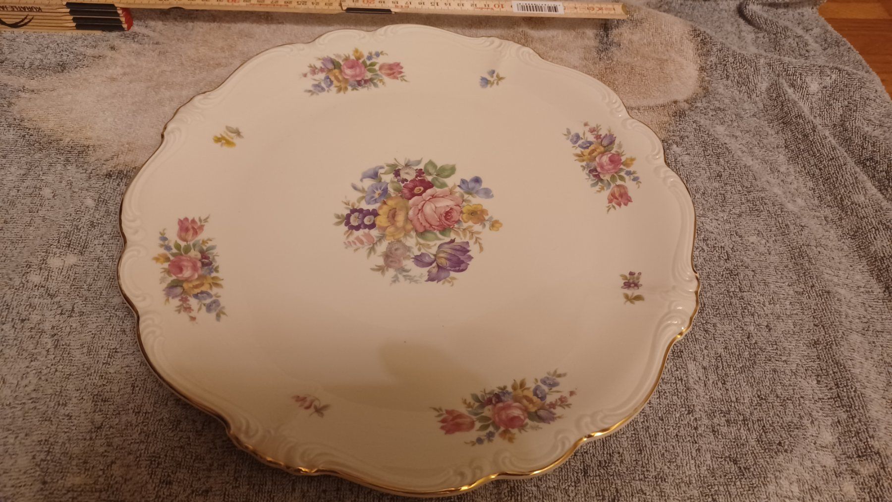 Rosenthal Piatti di portata: Rosenthal Servierteller Blumenmuster Goldrand 32cm – Usato da Winznau venduto da FlorianV