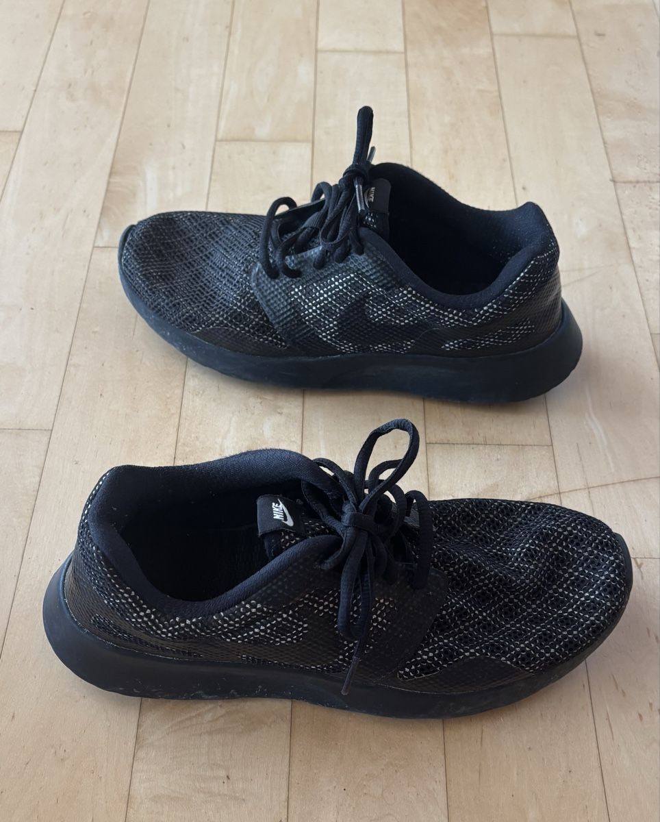 Scarpe da donna: Baskets Nike noires, taille 39, bon état – Usato da Pomy venduto da Pomnath 1