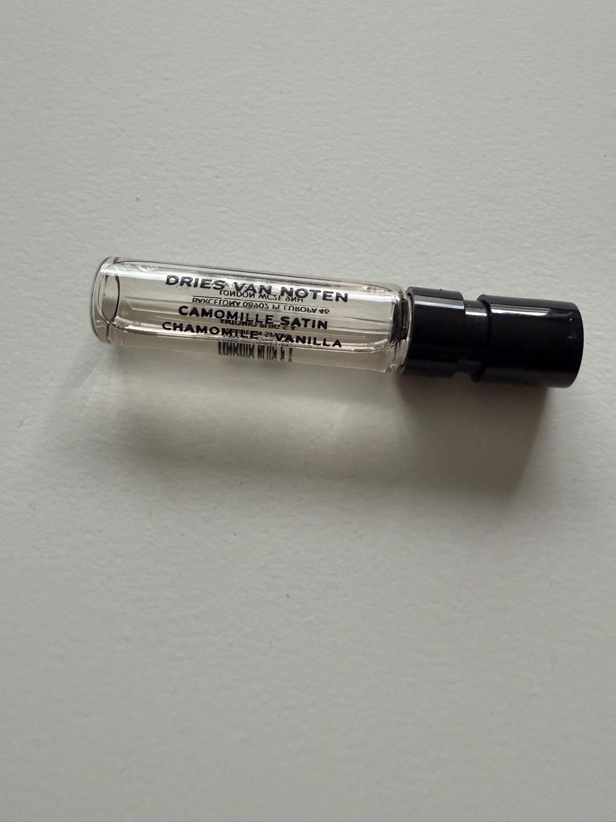 Profumi & Eau de Toilette: Dries Van Noten Camomille Satin 1.5 ml Probe – Nuovo (secondo la descrizione) da Meierskappel venduto da Philium 1