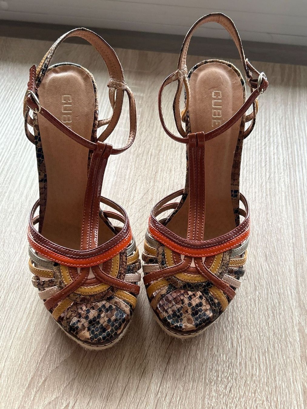 Cube Chaussures femmes: Sandalen mit Absatz mehrfarbig von Cube Gr. 39 – D'occasion à Brunnen par Nala2929