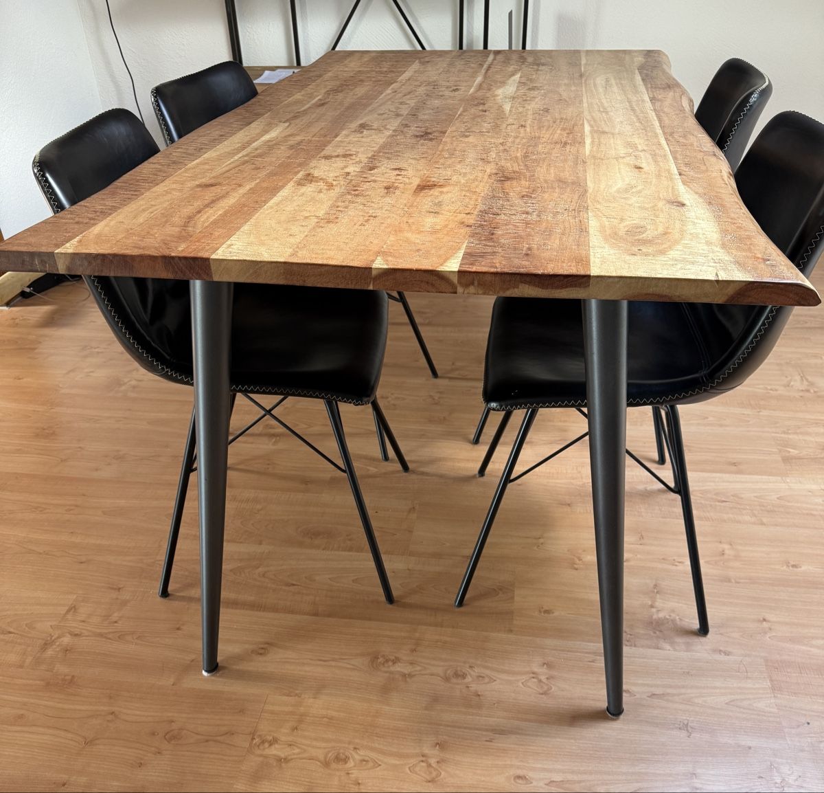 Set di tavolo e panche: Holztisch ohne Stühle – Usato da Luzern venduto da AlinaPa 4