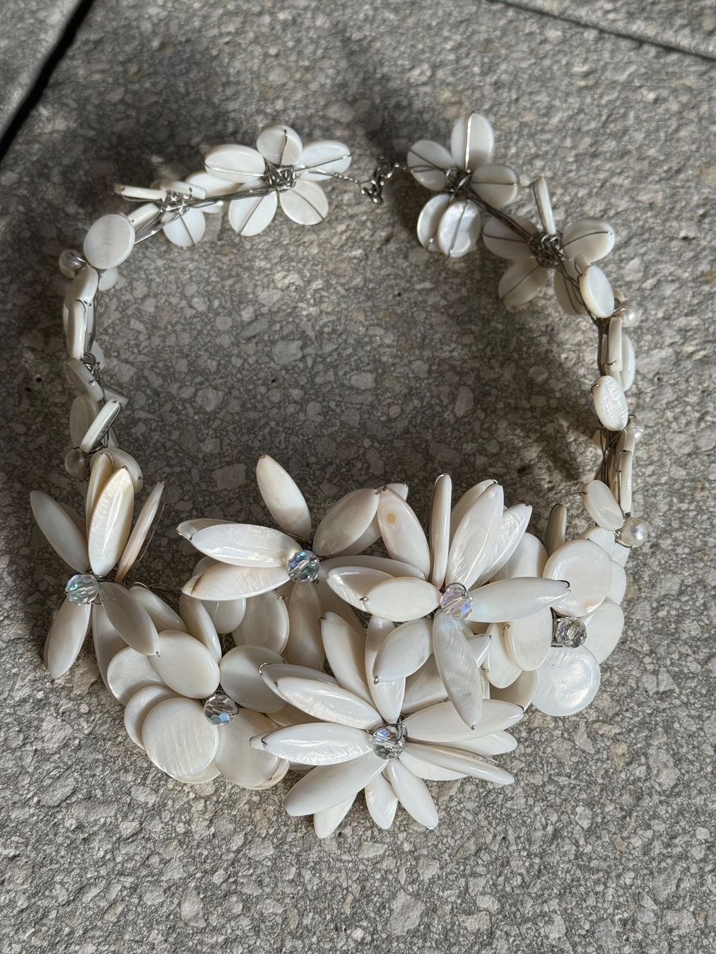Ketten: Halskette mit Blumen aus Perlmutt weiss – Neu (gemäss Beschreibung) aus Brütten von Rod816 2