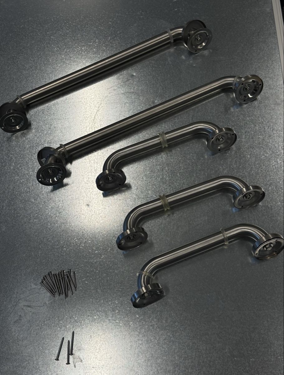 Geländer: Gebrauchtes Haltegriffe Set (5x) – Neu (gemäss Beschreibung) aus Wattwil von GoodStuff2025 1