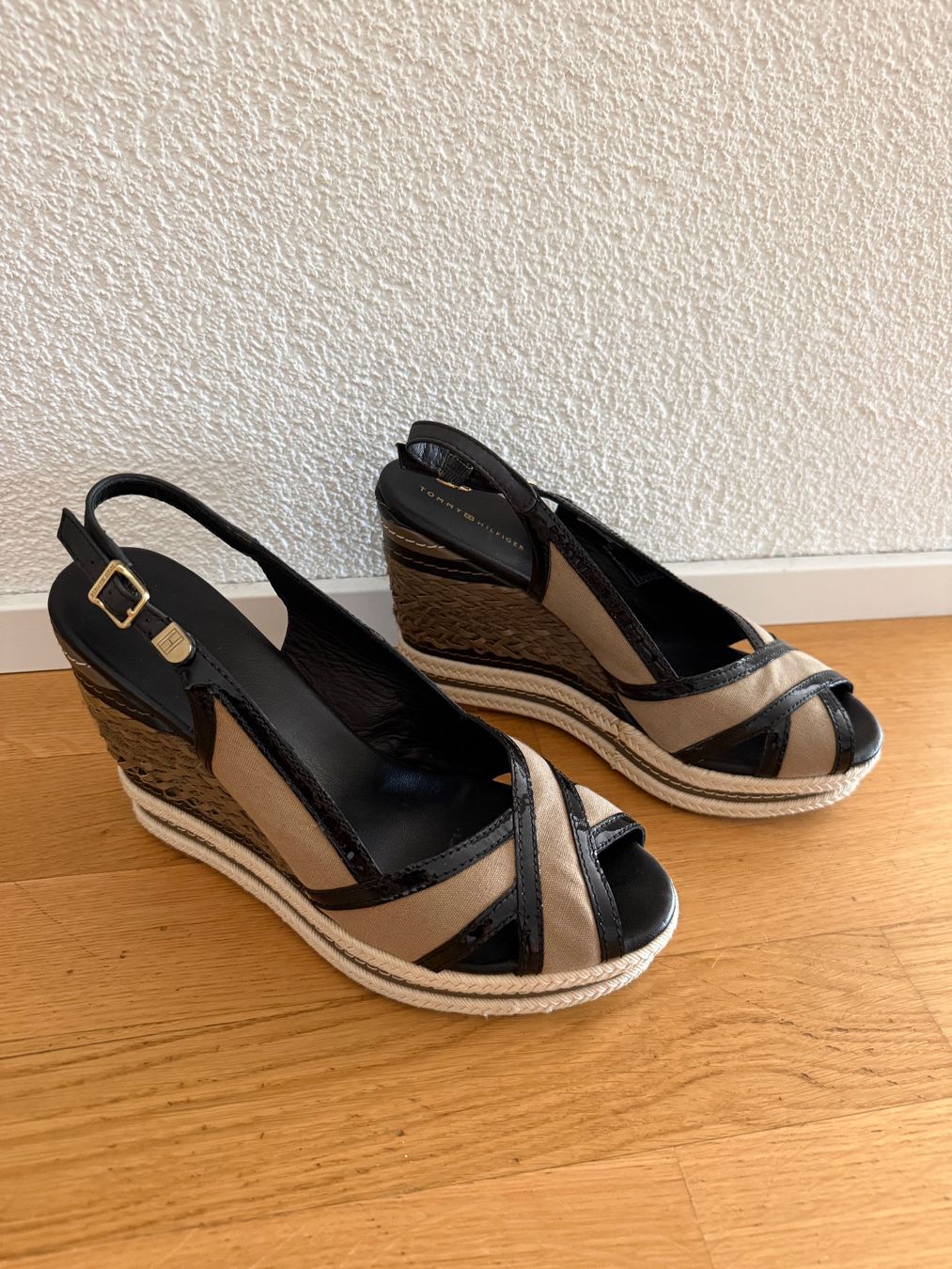 Tommy Hilfiger Damenschuhe: Tommy Hilfiger Keilsandaletten – Gebraucht aus Ostermundigen von DeOs3072 2