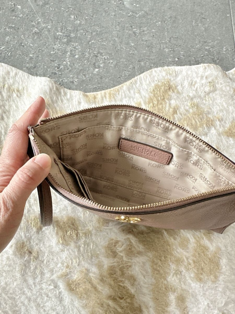 Michael Kors Portamonete: Michael Kors Leather Wristlet in Plum – Usato da Wädenswil venduto da runwayhysteria 3