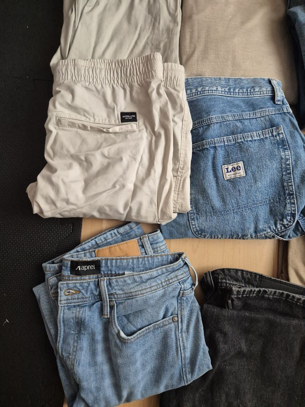 Kleiderpakete: Hosen Sammlung – Gebraucht aus Herisau von noa_svn7 1