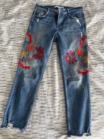 Frühlingsjeans: Jeans mit Stickerei, Gr. 34/36, leicht verwa