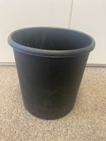 Schwarzer Eimer/Abfalleimer
