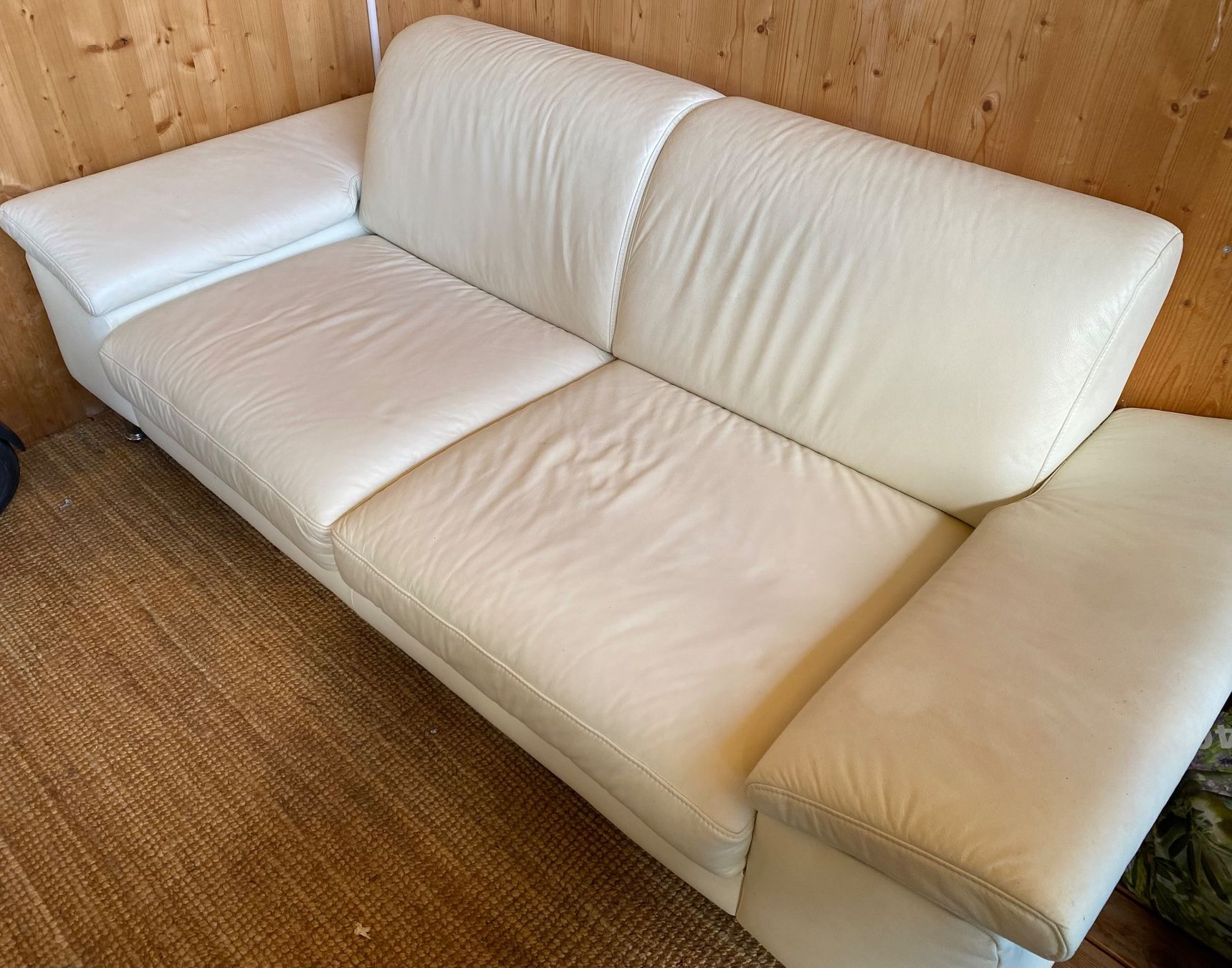 Sofas: Elegantes Ledersofa Creme Farben – Gebraucht aus  von