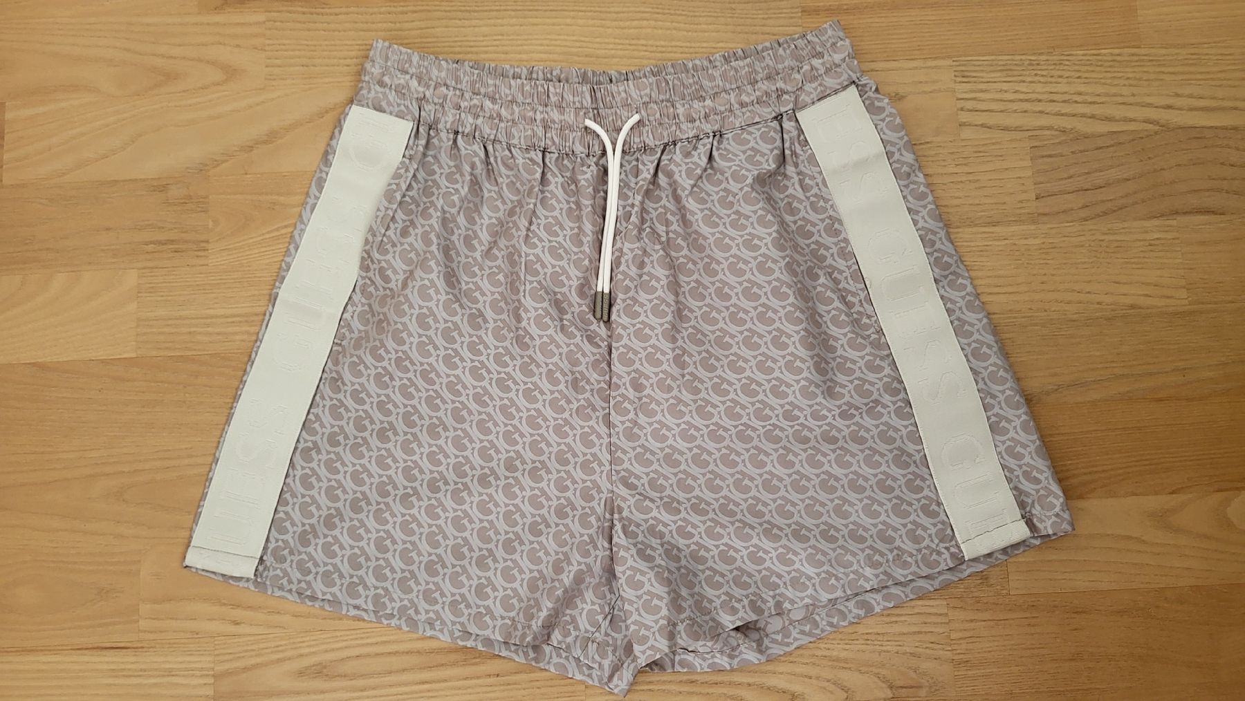 Guess Pantaloni: Shorts Guess G.M – Nuovo (secondo la descrizione) da Muttenz venduto da Igma