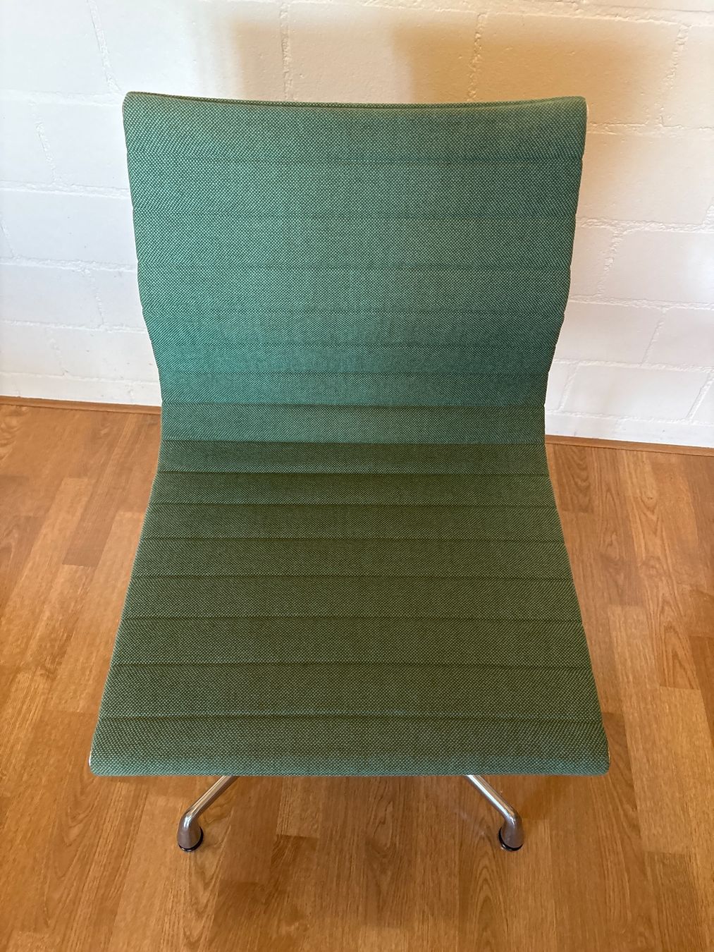 Vitra Sedie: Vitra Eames Alu Chair – Usato da Basel venduto da magnummarine 6