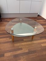 Couchtisch Glas und Holz Untergestell Triangel Form gebrauch