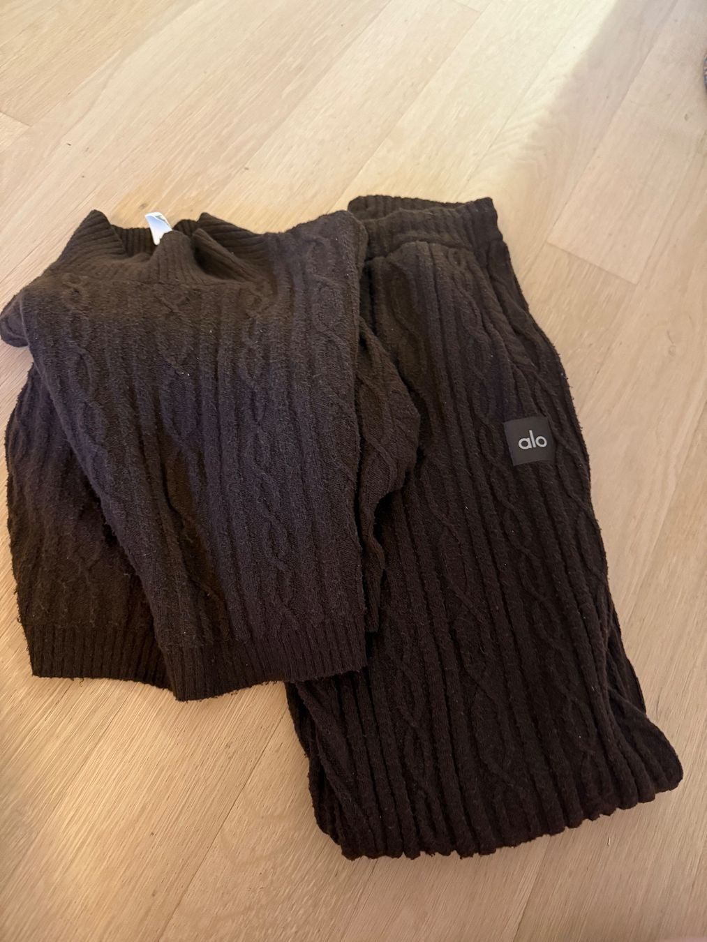 Alo Yoga Lotti di vestiti: Alo Yoga Set mit Zopfmuster – Usato da Zollikon venduto da pitpat02 6