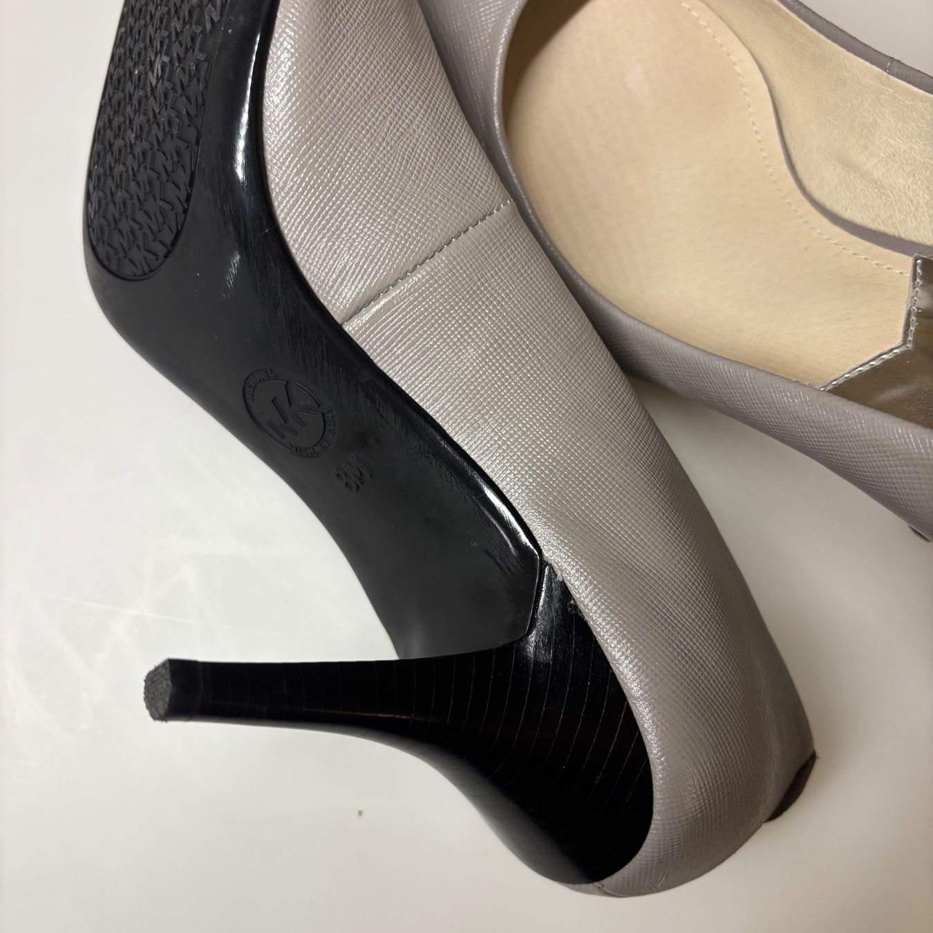 Michael Kors Scarpe da donna: Michael Kors: Pumps (Leder, grau) – Usato da Hinterkappelen venduto da hex_4vw 9