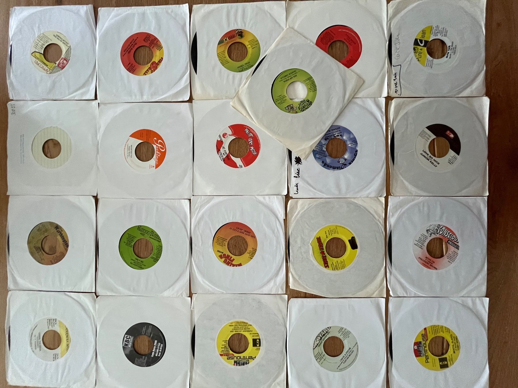 Dischi in vinile: 21 x 7" Dancehall / Reggae Singles - top Zustand – Usato da Olten venduto da Xtra
