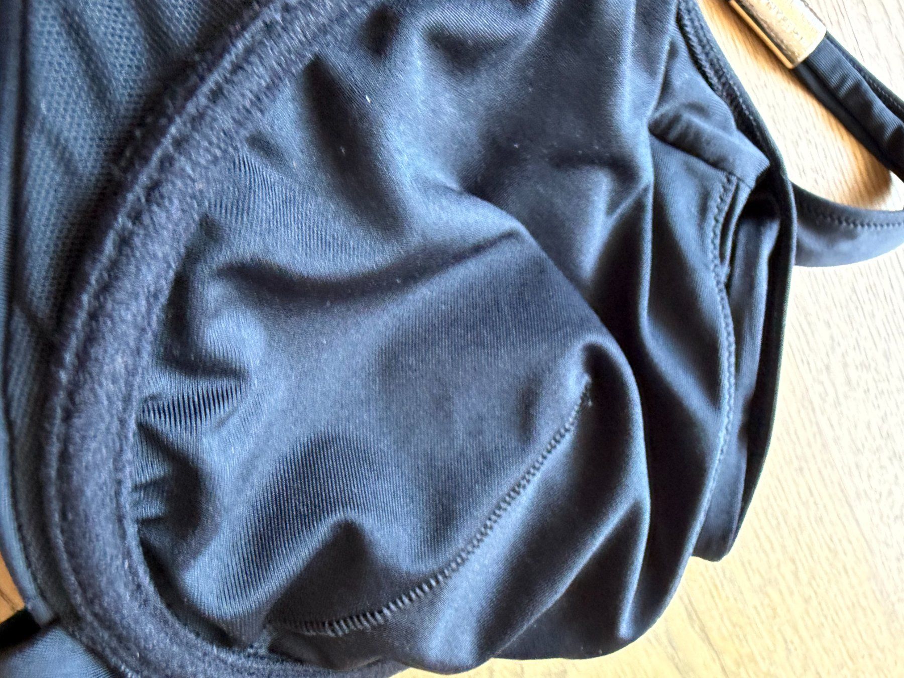 Calzedonia Badekleider & Bikinis: Bikini Oberteil schwarz Calzedonia – Defekt aus Riehen von edu_92w7 2