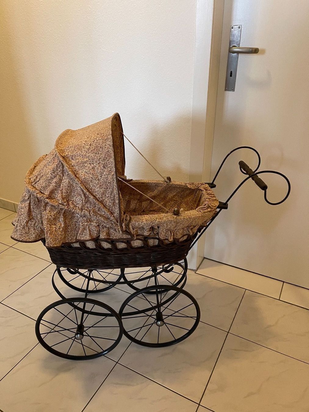 Carrozzine per bambole: Alter Kinder Puppenwagen – Usato da Basel venduto da Kanako