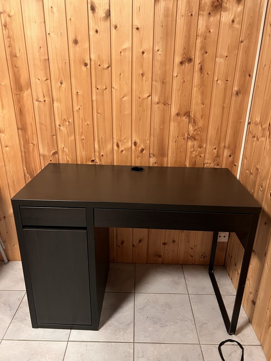 Ikea Bureaux: Kleines Pult Ikea schwarz – D'occasion à Möhlin par Duracel1