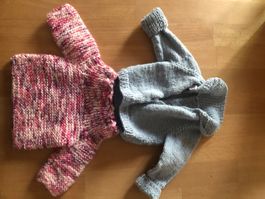 2 handgestrickte Puppenpullis